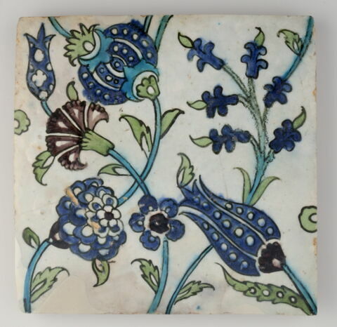 Carreau aux grandes tiges porteuses de grenades et fleuries de tulipes, jacinthes et oeillets, image 1/1