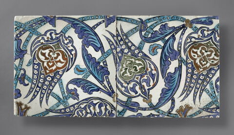 Carreau à la frise ondulante de tulipes monumentales fleuronnées et fleuries  et de longues feuilles dentelées, image 2/3