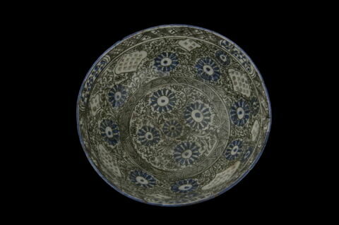 Grand bol aux médaillons polylobés à décor repercé, image 9/10