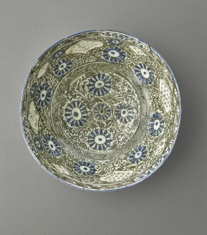 Grand bol aux médaillons polylobés à décor repercé, image 4/10