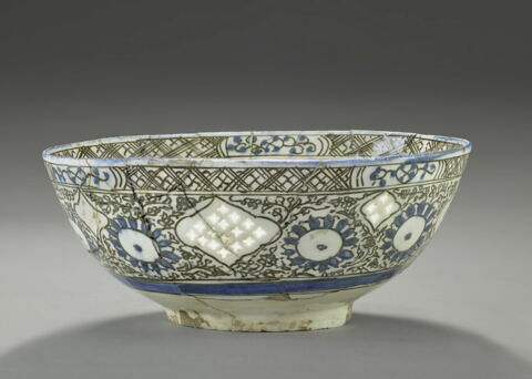 Grand bol aux médaillons polylobés à décor repercé, image 6/10