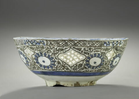 Grand bol aux médaillons polylobés à décor repercé, image 7/10