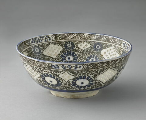 Grand bol aux médaillons polylobés à décor repercé, image 1/10