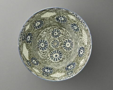 Grand bol aux médaillons polylobés à décor repercé, image 2/10