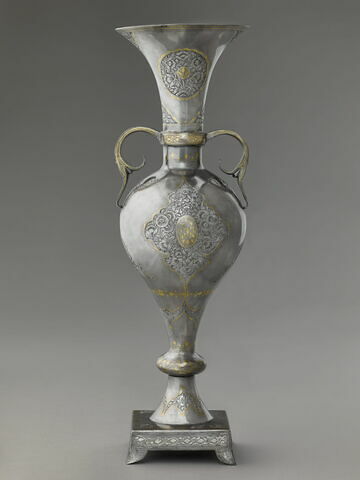 Vase à deux anses à décor de médaillons polylobés fleuris