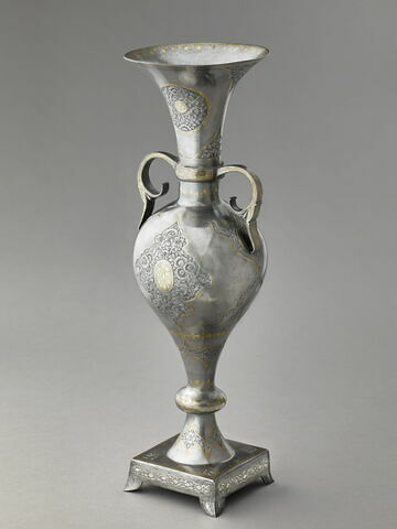 Vase à deux anses à décor de médaillons polylobés fleuris, image 3/15