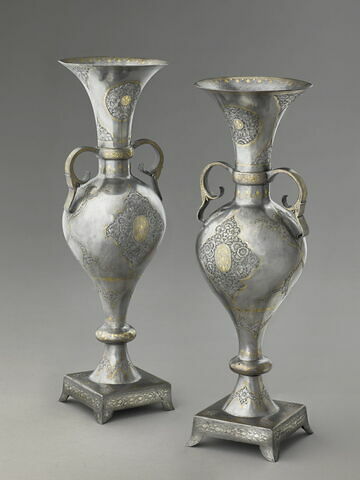 Vase à deux anses à décor de médaillons polylobés fleuris, image 4/15