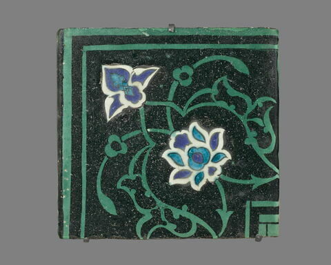 Coin de bordure au lotus et au feuillage fleuron formant une palmette