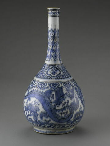 Bouteille à décor de personnage et de dragon, image 1/7