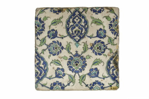 Carreau à décor de fleur épanouie et de mandorle ornée de tchi, image 2/2