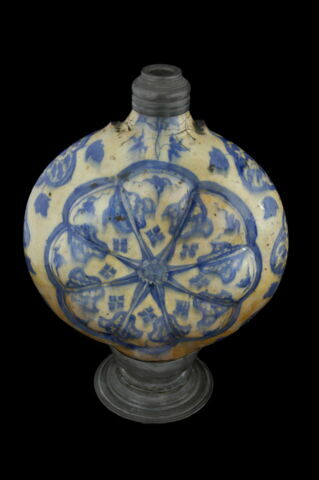 Bouteille à la panse lobée et pied et col métalliques, image 4/5