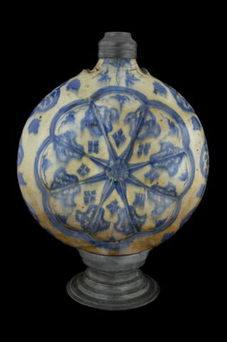 Bouteille à la panse lobée et pied et col métalliques, image 5/5