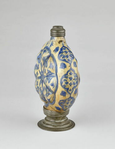 Bouteille à la panse lobée et pied et col métalliques, image 3/5