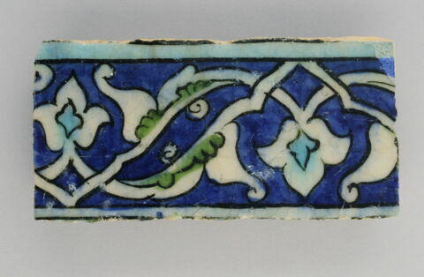 Fragment de bordure à fleurons bifides rumi et fleurons