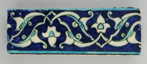 Fragment de bordure à fleurons bifides rumi et fleurons