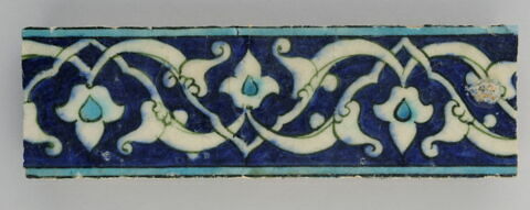 Fragment de bordure à fleurons bifides rumi et fleurons