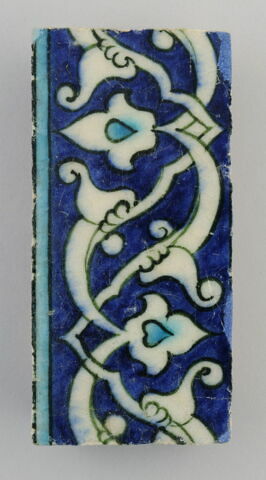 Fragment de bordure à fleurons bifides rumi et fleurons