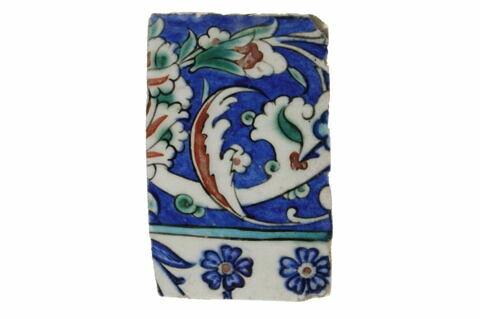 Fragment de carreau aux feuilles saz, image 1/1