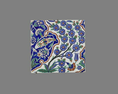 Carreau à décor de mandorles et de prunier, image 1/2