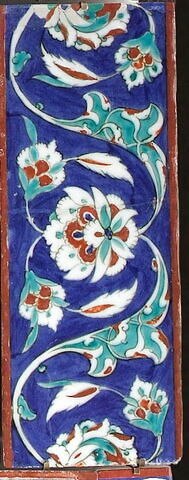 Carreau de bordure à décor de fleurs ondulantes, image 2/2