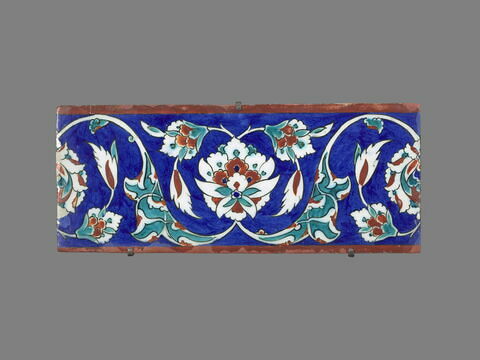 Carreau de bordure à décor de fleurs ondulantes, image 1/2