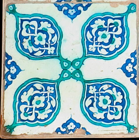Carreau à motif cruciforme formé de mandorles à décor de fleurons, image 1/2