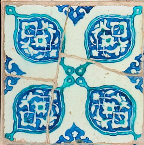 Carreau à motif cruciforme formé de mandorles à décor de fleurons