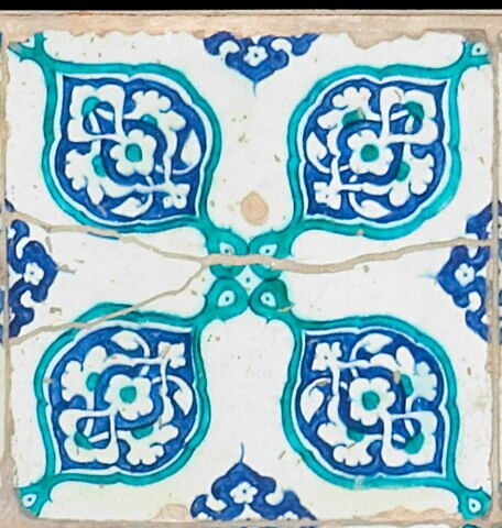 Carreau à motif cruciforme formé de mandorles à décor de fleurons
