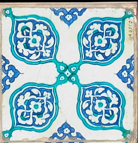 Carreau à motif cruciforme formé de mandorles à décor de fleurons, image 1/1