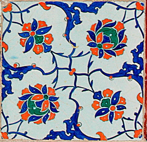 Carreau à décor de fleurons et de fleurs épanouies, image 1/2