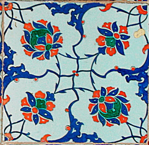 Carreau à décor de fleurons et de fleurs épanouies, image 1/1