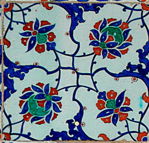 Carreau à décor de fleurons et de fleurs épanouies. Bordure à décor de pampres, image 1/1