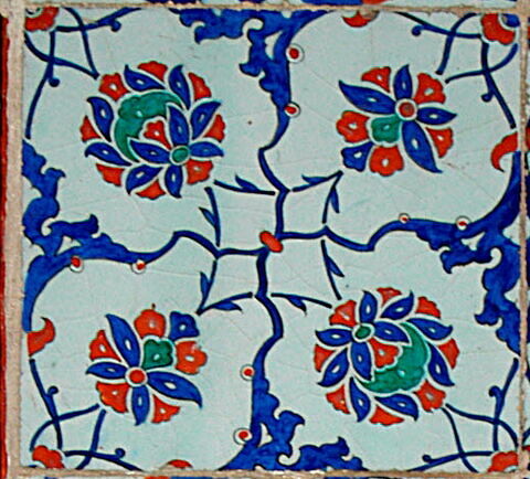 Carreau à décor de fleurons et de fleurs épanouies. Bordure à décor de pampres, image 2/2