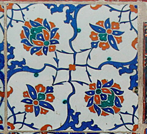 Carreau à décor de fleurons et de fleurs épanouies, image 1/1