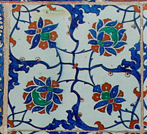 Carreau à décor de fleurons et de fleurs épanouies, image 1/1