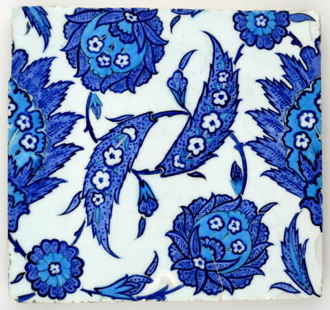 Carreau aux lignes de palmettes feuillues, aux fleurs saz épanouies et aux feuilles dentelées, image 1/1