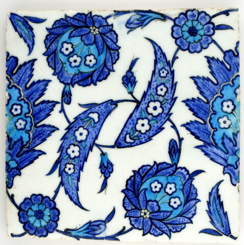 Carreau aux lignes de palmettes feuillues, aux fleurs saz épanouies et aux feuilles dentelées, image 1/1