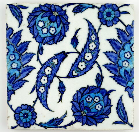 Carreau aux lignes de palmettes feuillues, aux fleurs saz épanouies et aux feuilles dentelées, image 1/1