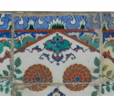 Carreau à décor de tulipes et de roses et aux tiges formant des mandorles, image 2/2