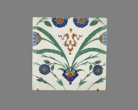 Carreau à décor de tulipes et de roses et aux tiges formant des mandorles, image 1/2