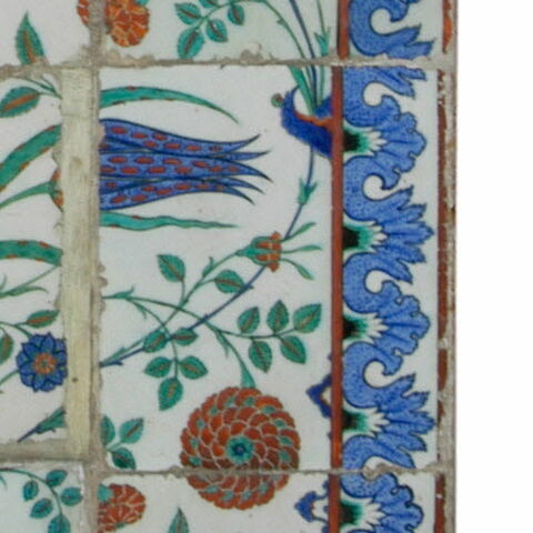 Carreau à décor de tulipes et de roses et aux tiges formant des mandorles, image 2/2