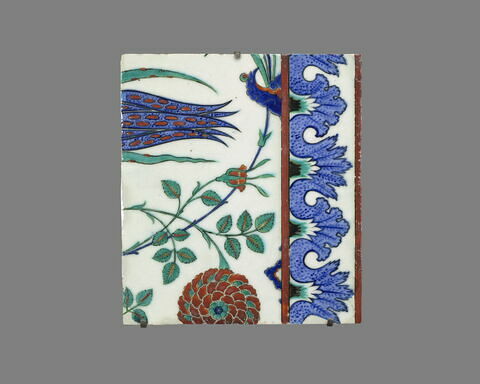 Carreau à décor de tulipes et de roses et aux tiges formant des mandorles, image 1/2