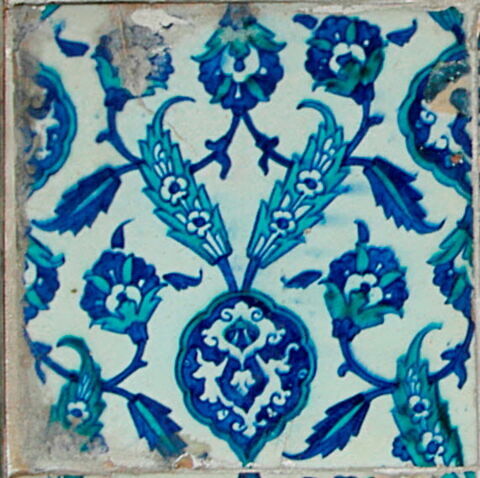 Carreau à décor de fleurs et de mandorles bleues et vertes, image 1/1