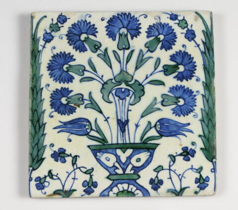 Carreau aux vases d'oeillets à décor de tulipes et noeud bleu, image 1/1