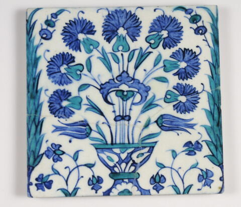 Carreau aux vases d'oeillets à décor de tulipes et noeud bleu, image 2/2