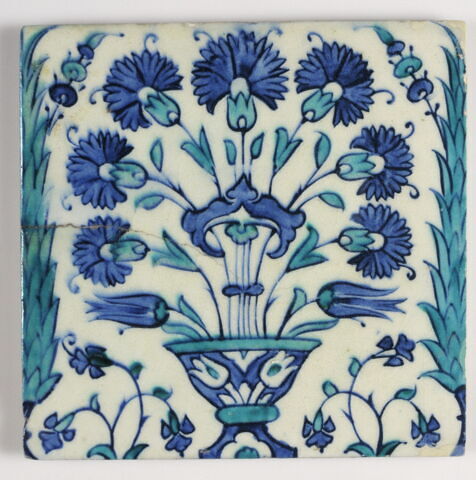 Carreau aux vases d'oeillets à décor de tulipes et noeud bleu, image 2/2