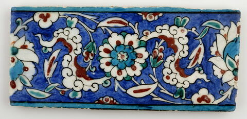 Carreau de bordure à rinceaux de nuages tchi et rosettes sur fond bleu, image 2/2