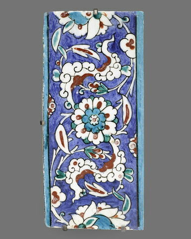 Carreau de bordure à rinceaux de nuages tchi et rosettes sur fond bleu, image 1/2