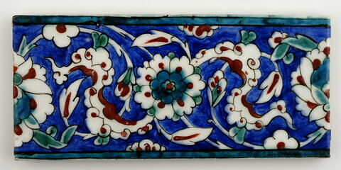 Carreau de bordure à rinceaux de nuages tchi et rosettes sur fond bleu, image 2/2
