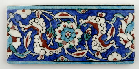 Carreau de bordure à rinceaux de nuages tchi et rosettes sur fond bleu, image 2/2